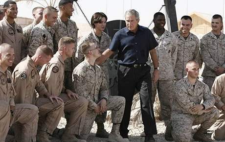 George Bush pi návtv Iráku.