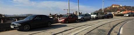 Ani zákaz vjezdu do Husovy ulice v Brn neodradil nkteré idie, aby zde parkovali