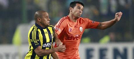 Galatasaray - Fenerbahce: domácí Baro (vpravo) a Carlos