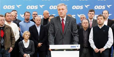 Námstek Barták (s brýlemi druhý zprava dole) podpoil premiéra Topolánka po prohraných volbách.