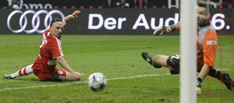 Fotbalista Ribery (vlevo) z Bayernu Mnichov stílí gól Eilhoffovi z Bielefeldu.