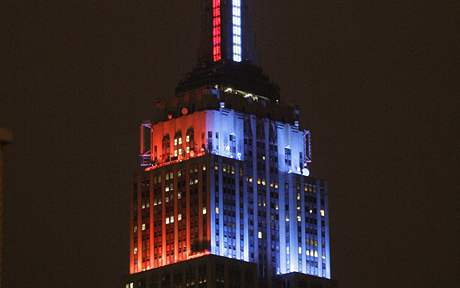Slavný mrakodrap Empire State Building je politicky korektní. (4.listopadu 2008)
