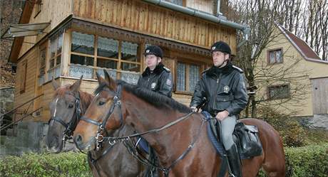 Policisté kontrolují rekreaní chaty na koních