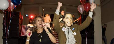 Píznivci Baracka Obamy taní v Madridu pi sledování prvních odhad voleb.