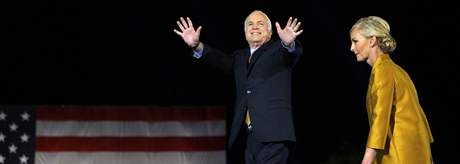 Republikán John McCain pichází uznat svou poráku v prezidentských volách.