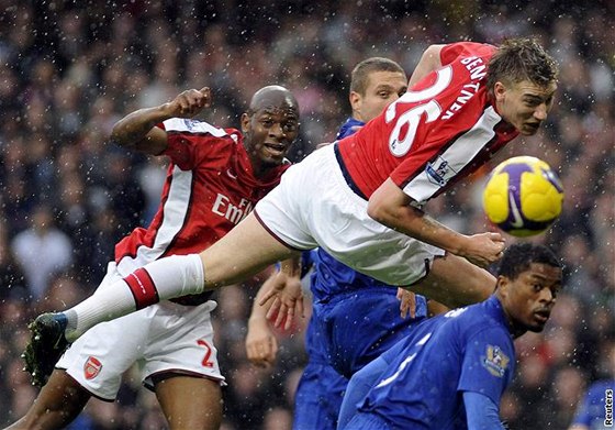 UZDRAVENÍ. Arsenal má k dispozici uzdraveného útoníka Bendtnera (vpravo nahoe), Manchester zase stopera Vidie (uprosted).