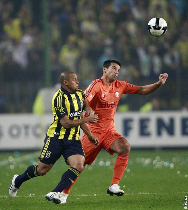 Galatasaray - Fenerbahce: domácí Baro (vpravo) a Carlos
