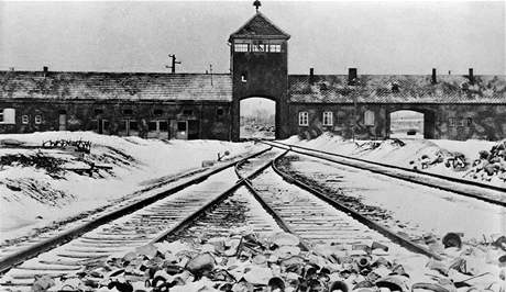 Brána do koncentraního tábora Osvtim-Bezinka se stala symbolem nacistického bsnní.