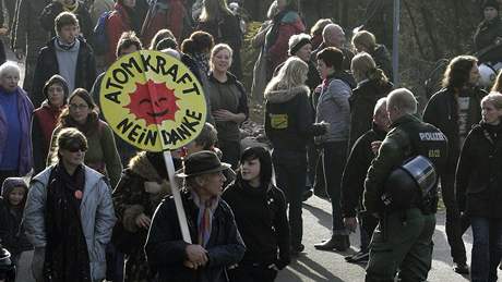 Tisce lid protestovaly proti pevozu jadernho odpadu do Nmecka. (8. listopadu 2008)