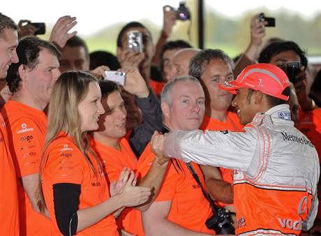 Lewis Hamilton na návtv centra McLarenu ve Wokingu.