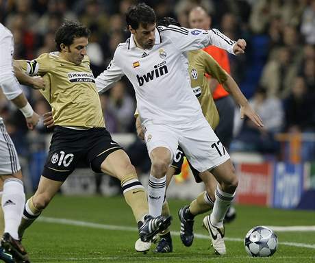 Real Madrid - Juventus Turín,  o mí bojují  domácí Ruud van Nistelrooy (vpravo) a Del Piero