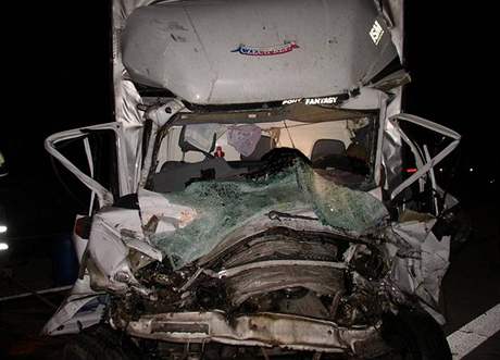 Mezi poslední oběti dopravních nehod patří řidič Mercedesu Sprinter, který v noci na dálnici D2 zezadu narazil do kamionu.