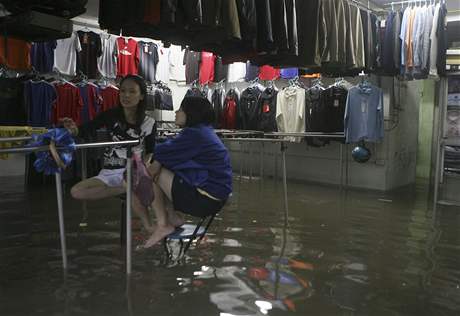Velk voda zatopila ulice Hanoje, na nkterch mstech dosahuje a metrov vky