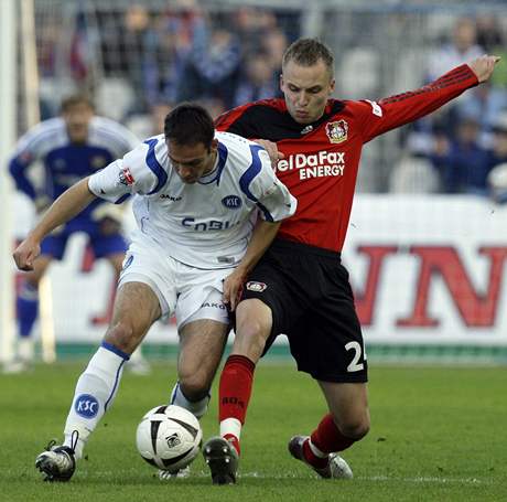 Karlsruhe - Leverkusen: domácí Freis (vlevo) a Michal Kadlec