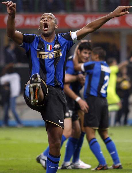 Inter Milán: Maicon se raduje z branky, kterou vstelil Udine jeho spoluhrá Cruz