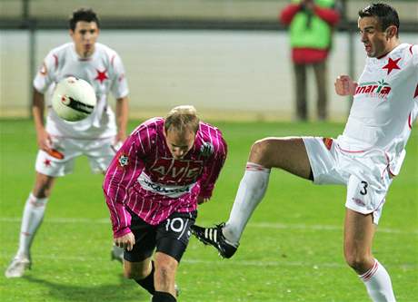 eské Budjovice - Slavia: domácí Mezlík (vlevo) a Brabec