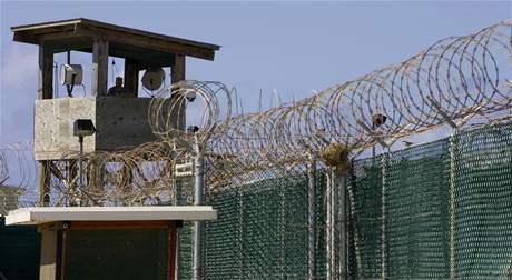 Na Guantánamu na Kub je stále zadrováno asi 260 lidí.