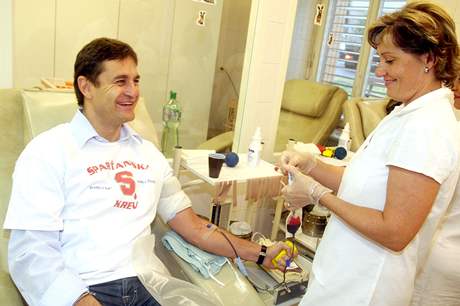 Sparanský manaer Petr Bíza daruje krev.