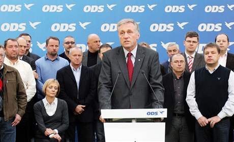 Náměstek Barták (s brýlemi druhý zprava dole) podpořil premiéra Topolánka po prohraných volbách.