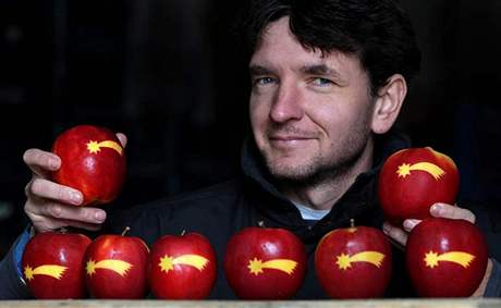 Ovocná Josef Tho z Pnína se svými vánoními jablky s kometou