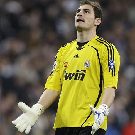 Iker Casillas, branká Realu Madrid, se vzteká. Ve stedením utkání Ligy mistr se hodn zlobil i sám na sebe.