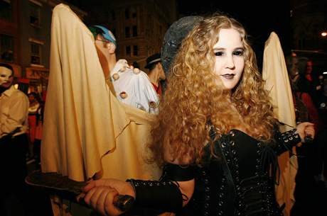Pi Halloweenu v newyorsk tvrti Greenwich Village ulice zaplnili masky duch a mrtvol.
