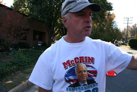 Příznivec republikánského prezidentského kandidáta Johna McCaina Michael Master.
