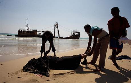 Cesta afrických uprchlík koní na jemenských pláích asto smrtí. (30. íjna 2008)