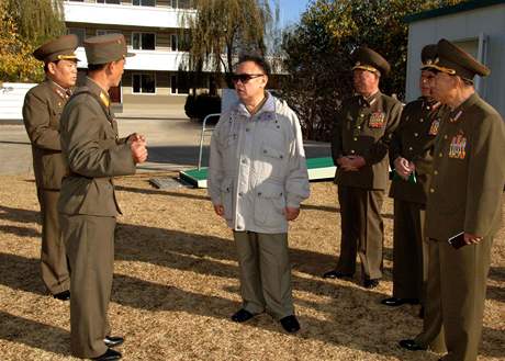 Kim ong-il na nedatovanm snmku z nvtvy vojensk jednotky.