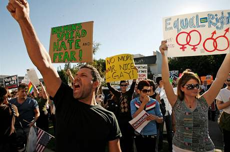Homosexuálové protestovali v Los Angeles proti dodatku k ústav, který zakáe satky osob stejného pohlaví.