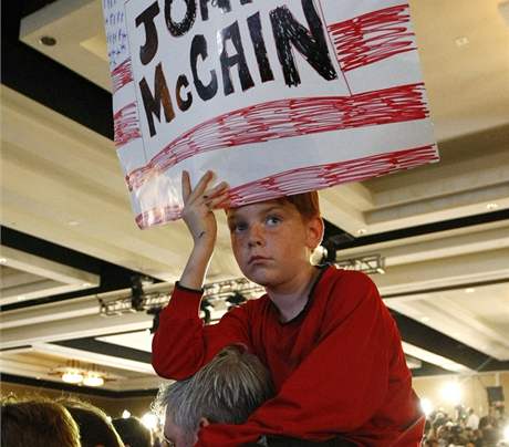 Pznivec Johna McCaina je smutn po vyhlen prvnch prbnch vsledk prezidentskch voleb.