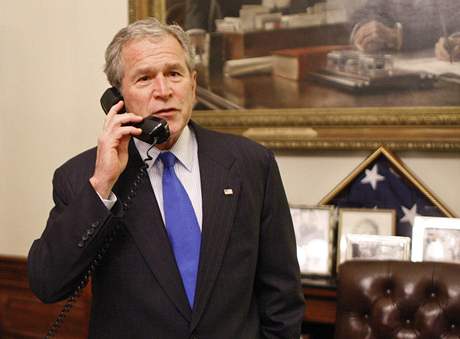 George Bush telefonicky gratuluje Baracku Obamovi k vtzstv.
