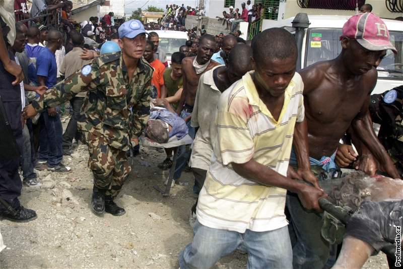 Na Haiti se zítila típatrová kolní budova, zahynulo nkolik desítek lidí. (8. listopadu 2008)