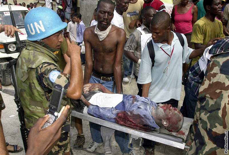 Na Haiti se zítila típatrová kolní budova, zahynulo nkolik desítek lidí. (8. listopadu 2008)