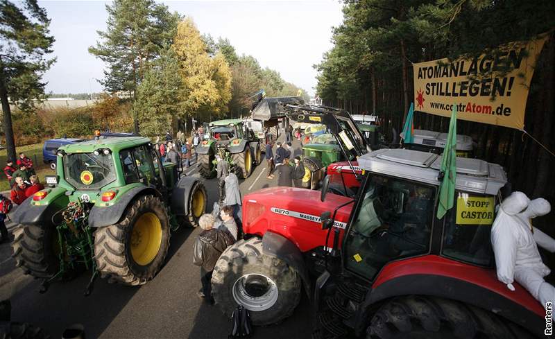 Tisíce lidí protestovaly proti pevozu jaderného odpadu do Nmecka. (8. listopadu 2008)