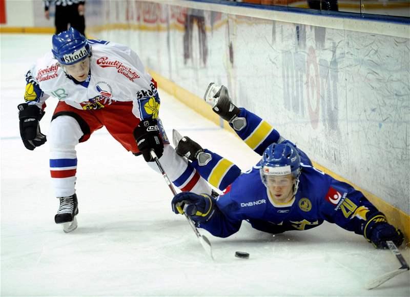 Zdenk Kutlák uniká védskému hokejistovi Rickardu Wallinovi.