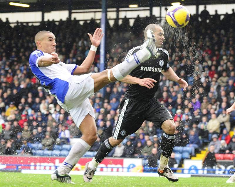 Blackburn - Chelsea: domácí Simpson (vlevo) a Alex