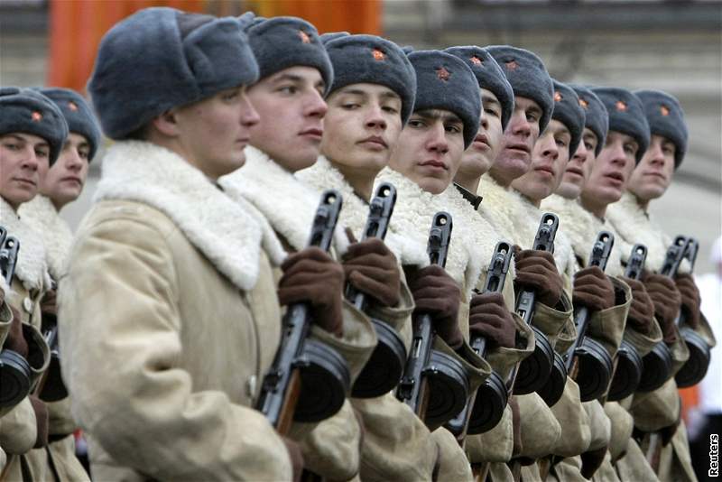 Rusko si pipomnlo vojenskou pehlídku z roku 1941 po ní li vystupující vojáci rovnou na frontu. (07.11.2008)