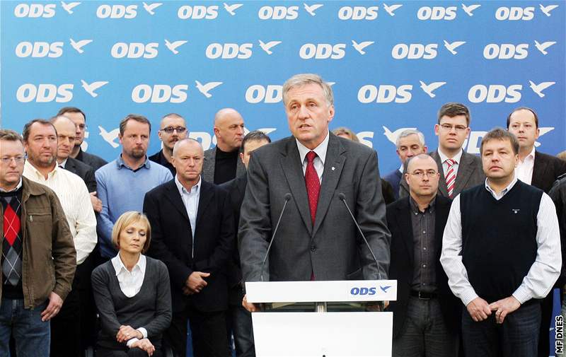 Premiér Mirek Topolánek ohlásil, e bude na kongresu obhajovat post pedsedy ODS. (2. listopadu 2008)