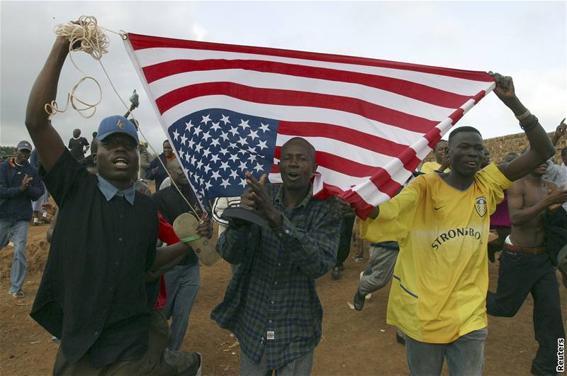 Mui ze slumu Kibera v keské metropoli Nairobi oslavují prezidentské vítzství Baracka Obamy