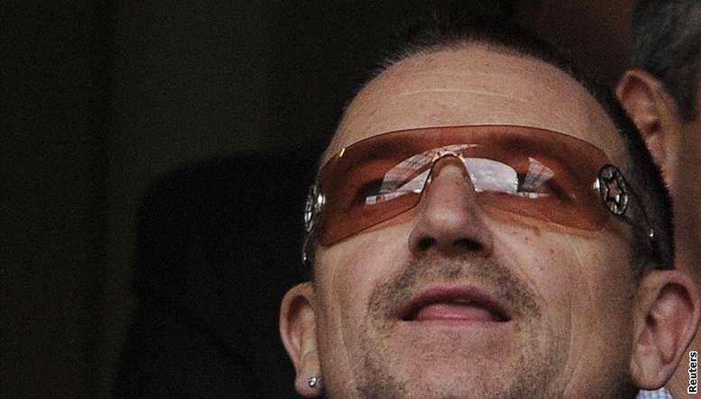 Bono, lídr irské skupiny U2, sleduje utkání Arsenal - Manchester United