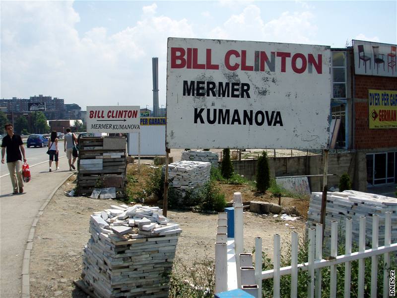 Kamenictví Billa Clintona v kosovské Pritin. Název prý pomáhá mramor lépe prodávat.