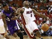 Miami - Sacramento, hostující Bobby Brown (vlevo) fauluje Marcuse Bankse 