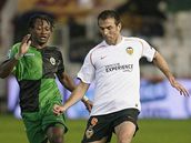 Valencia - Santander, domácího Marchenu (vpravo) stíhá Tchite.