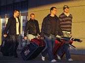 etí hokejoví reprezentanti picházejí na sraz. Zpava áslava, Rolínek,Svoboda a Klepi 