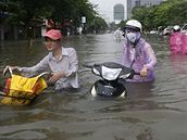 Velká voda zatopila ulice Hanoje, na nkterých místech dosahuje a metroví výky