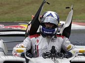 Velká cena Brazílie: David Coulthard opoutí kokpit svého vozu po nehod v prvním kole