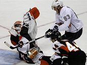 Philadelphia - Edmonton: hostující Hemský (83) p�ekonává gólmana Birona