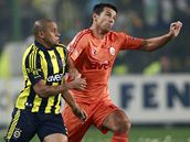 Galatasaray - Fenerbahce: domácí Baro (vpravo) a Carlos