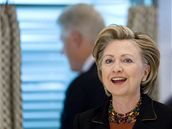 Hillary Clintonov s Billem Clintonem ve volebn mistnosti ve mst Chappaqua (4. listopadu 2008) hspace=